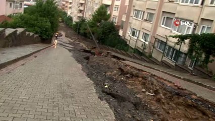 Üsküdar Bosna bulvarında yoğun yağış sonrası yol çöktü