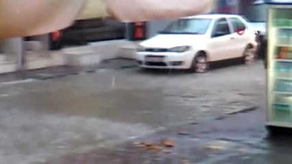 Sağanak ve fırtına Bursa'yı da vurdu...Kadınlar yağmurdan böyle korundu
