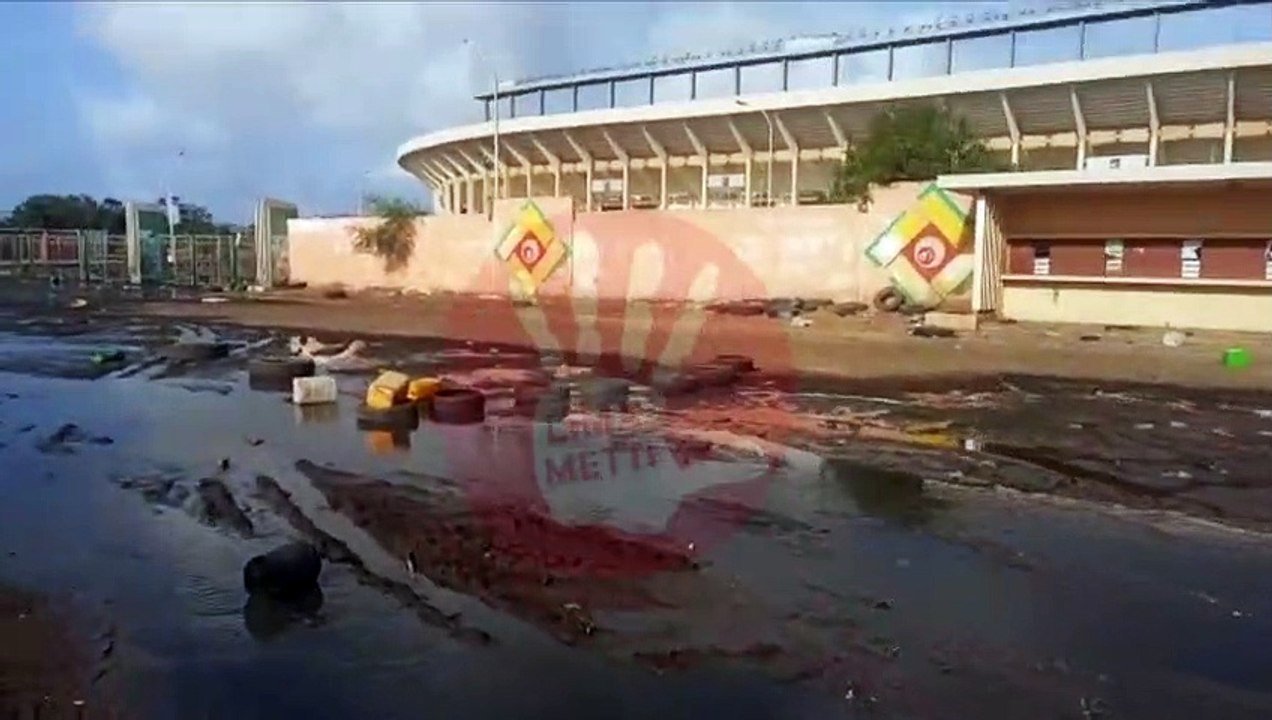 Insalubrité nauséabonde devant la porte du stade LSS