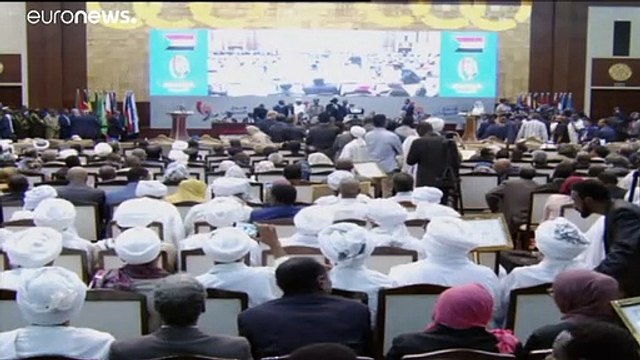 توقيع اتفاق الفترة الانتقالية بين المجلس العسكري وحركة الاحتجاج في السودان