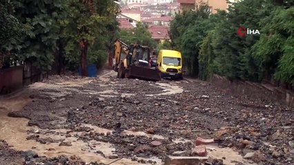Üsküdar Bosna bulvarında yoğun yağış sonrası yol çöktü