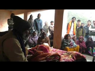 पेड़ की चोटी पर चढ़कर पत्तियों पर योग करते हैं मोगली बाबा, चमत्कार देख हर कोई हैरान