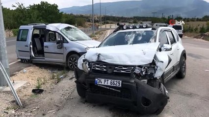 Karabük'te meydana gelen iki ayrı trafik kazasında 6'sı çocuk olmak üzere 15 kişi yaralandı