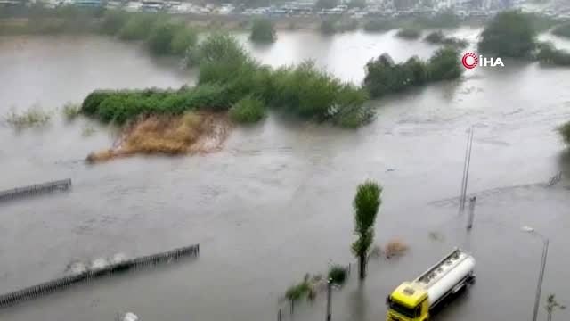 Kadıköy'de sağanak yağış sonrası dere taştı, caddeler sular altında kaldı