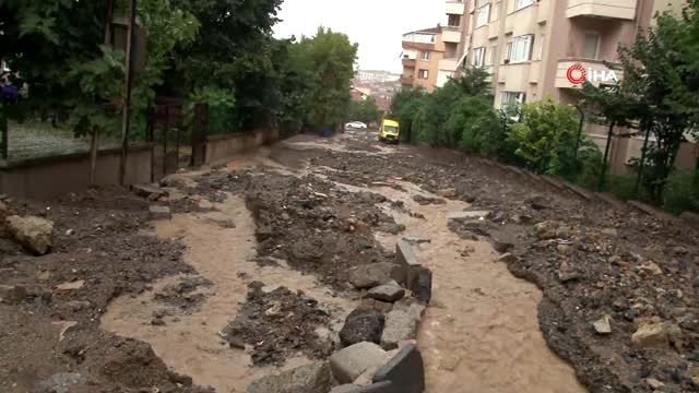 Üsküdar Bosna bulvarında yoğun yağış sonrası yol çöktü