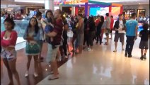 Fila para vacinação do sarampo em shopping de Vila Velha