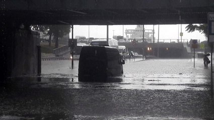 İstanbul'da bir anda bastıran yağmur hayatı felç etti
