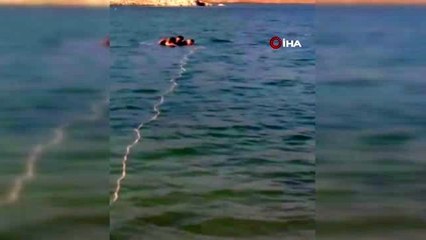 Gölde rüzgarın sürüklediği iki kişiyi köy sakinleri kurtardı