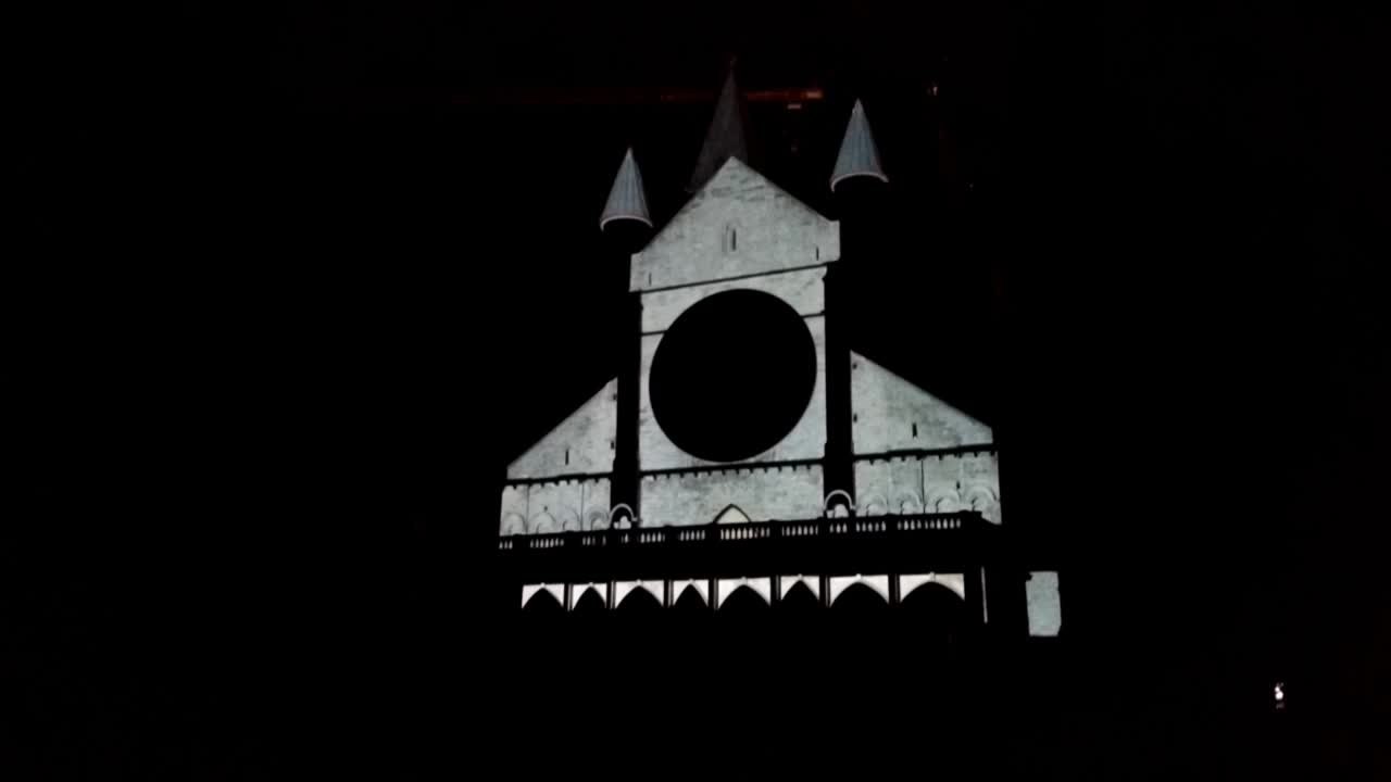 Un splendide spectacle son et lumière sur la façade de la cathédrale