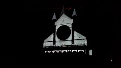 Un splendide spectacle son et lumière sur la façade de la cathédrale