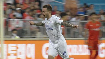 수원 타가트 해트트릭 폭발...득점왕 굳히기 / YTN