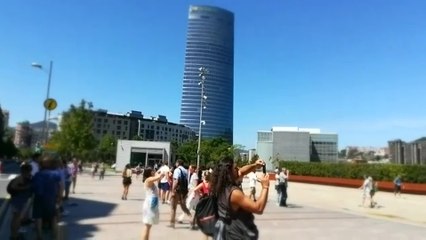 Turistas visitan el Guggenheim y se fotografían con Puppy horas antes del inicio de Aste Nagusia