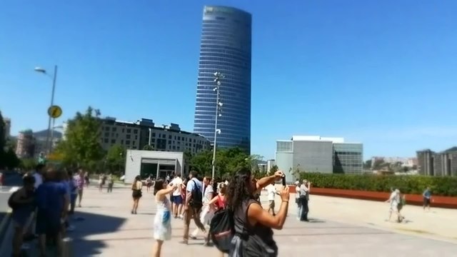 Turistas visitan el Guggenheim y se fotografían con Puppy horas antes del inicio de Aste Nagusia