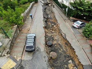 Üsküdar Bosna bulvarında yoğun yağış, yol çökmesine neden oldu
