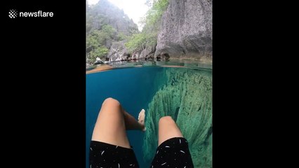 Regardez les fonds rocheux de ce lac translucide !