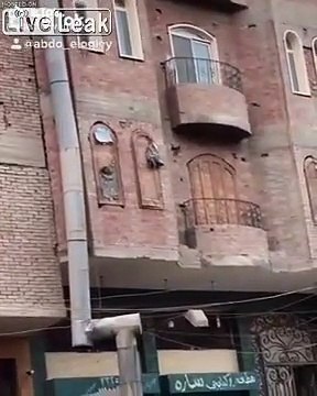 Cette chèvre saute du 4e étage d'un immeuble !