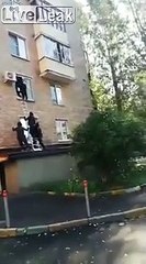 Ces forces spéciales n'arrivent pas à défoncer la fenêtre d'un appartement !