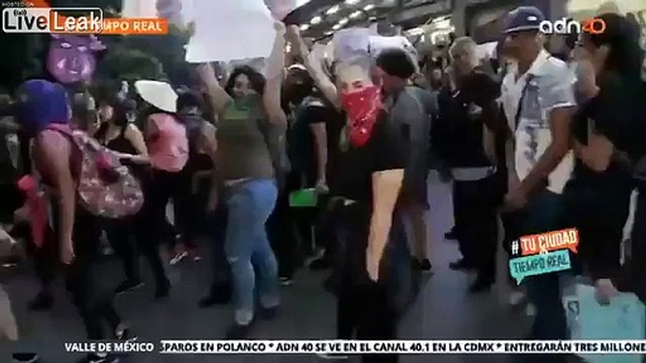 Ce journaliste prend un coup de poing en direct à la TV dans une manifestation