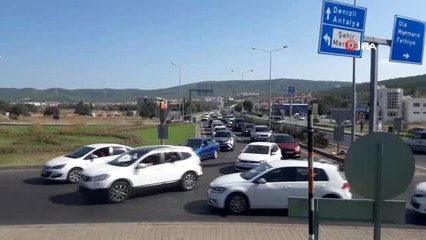 Uzatma tatilciler trafiği kilitledi