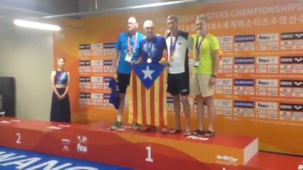 Una estelada se 'cuela' en el Mundial de Natación: Pere Balcells utiliza el oro