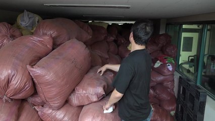 산처럼 쌓인 옷 고맙지만...처리에 골머리 / YTN