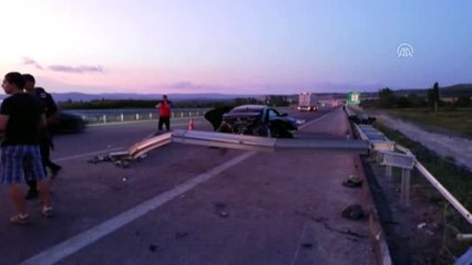 Bariyerlere çarpan otomobildeki 2 kişi hayatını kaybetti