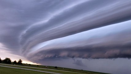 Stunning Shelf Cloud Streaks Across Sky
