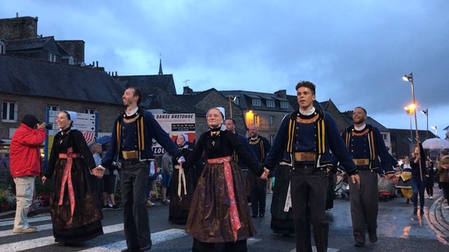 Le défilé du cercle de Kerfeunteun au festival de la Saint- Loup