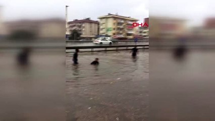 KOCAELİ'NDE AŞIRI YAĞIŞ ÇOCUKLAR YOLDA YÜZDÜ