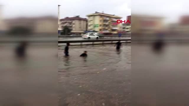 KOCAELİ'NDE AŞIRI YAĞIŞ ÇOCUKLAR YOLDA YÜZDÜ