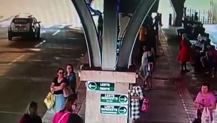 Vídeo mostra homem transtornado causando tumulto e pegando celular no Terminal Leste