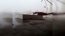 Kars'ta şiddetli rüzgar önüne çıkanı yıktı...Rüzgarın savurduğu çatılar etrafa saçıldı