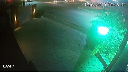 Veja: motociclista passa por cima de carro em colisão na Rua Jacarezinho