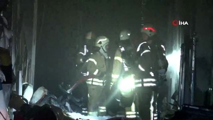 Aksaray'daki bir tekstil hanında çıkan yangın paniğe sebep oldu