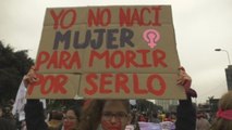 Mujeres marchan en Perú para exigir justicia por 105 feminicidios de 2019