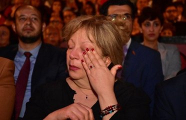 انهيار سمية الألفي لحظة خروج جثمان فاروق الفيشاوي من المستشفى