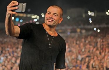 عمرو دياب يشعل حفله بتصرفه النبيل مع شاب