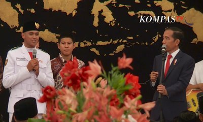 Sapa Paskibraka dan Paduan Suara, Jokowi Beri Sepatu dan Sepeda