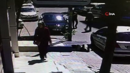 Otomobilin camını kırıp 24 bin lira çalan hırsızlar güvenlik kamerasında