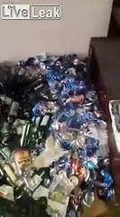 Cet homme a des milliers de bouteilles de vodka vides chez lui !