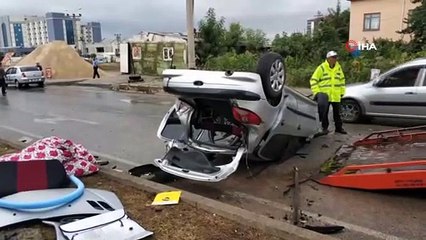 Aydınlatma direğine çarpan otomobil sürücüsü yaralandı