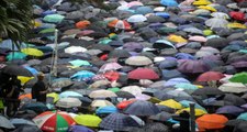 Hong Kong'da hükümet karşıtı protestolar yağmura rağmen devam ediyor