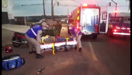 Duas pessoas se ferem após moto bater contra caçamba