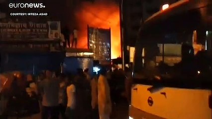 Скачать видео: Bangladesch: Großbrand macht Armenviertel teils dem Erdboden gleich