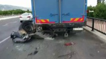 Yol kenarındaki kamyona arkadan çarpan otomobil hurdaya döndü: 1 ölü, 3 yaralı
