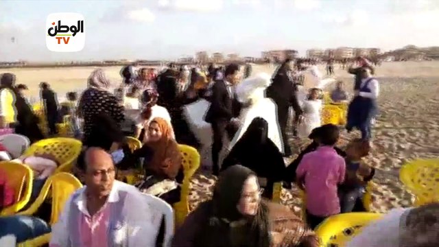 فرحة كبيرة وتكلفة أقل.. عروسان يحتفلان بزفافهما نهاراً على شاطئ مصيف بلطيم