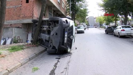 BAĞCILAR'DA 3 ARACA ÇARPARAK DEVRİLEN MİNİBÜSTEKİ 3 KİŞİ YARALANDI