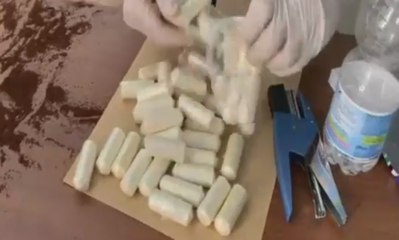 Tải video: Roma - 62 ovuli di cocaina in vano condizionatore, coppia arrestata all'Esquilino (18.08.19)