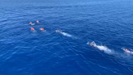 Migrantes del Open Arms se lanzan al agua para alcanzar Lampedusa (Italia).
