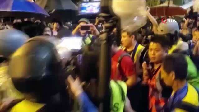 - Hong Kong’da On Binlerce Kişi Yeniden Sokaklarda